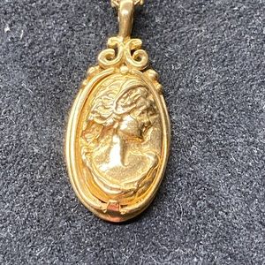 Medallion necklace